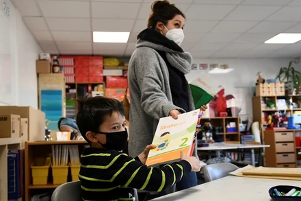 Một lớp học của Trường tiểu học Gustav-Falke, tại Berlin, Đức, ngày 22/2/2021. (Ảnh: Reuters)