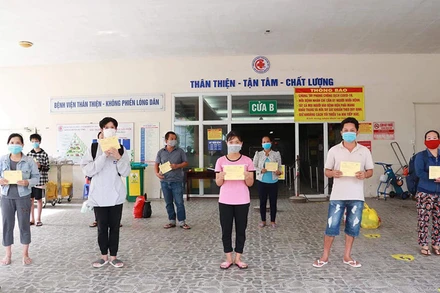 Các bệnh nhân có triệu chứng nặng và trung bình hồi phục được xuất viện tại Bệnh viện đa khoa TP Cần Thơ. (Ảnh: HÀ NGA)