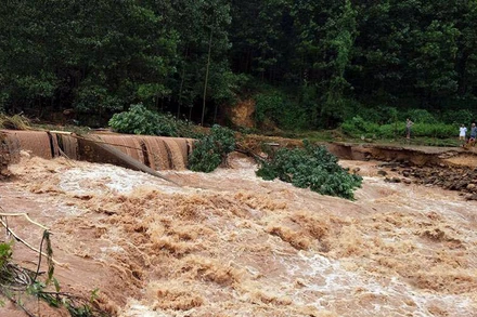 Từ nay đến sáng 16/8, vùng núi Bắc Bộ mưa lớn, đề phòng lũ quét, sạt lở đất. (Ảnh minh họa)