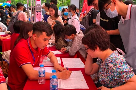 Cán bộ tuyển sinh Trường đại học Bách khoa Hà Nội tư vấn xét tuyển cho thí sinh, ngày 11/4.