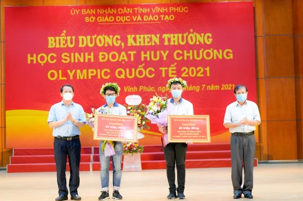 Lãnh đạo tỉnh Vĩnh Phúc biểu dương, khen thưởng hai học sinh Hà Mạnh Duy và Vũ Ngọc Bình. Ảnh: Bộ GD-ĐT 