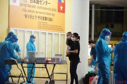 Các công dân được tỉnh Hà Nam đón về từ TP Hồ Chí Minh đang làm các thủ tục cách ly tại Trường Cao đẳng nghề Hà Nam.