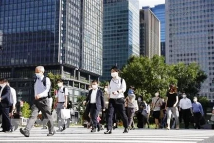 Người dân đeo khẩu trang phòng dịch Covid-19 tại Tokyo, Nhật Bản. (Ảnh: Kyodo/ TTXVN)