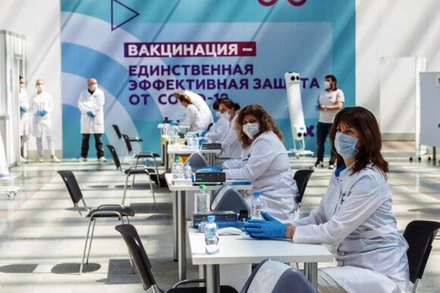 Tiêm chủng vaccine là phương cách tốt nhất chống lại virus corona. (Ảnh: Moskva-24) 