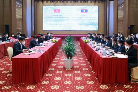 Phó Thủ tướng Chính phủ Lê Văn Thành hội đàm với Phó Thủ tướng, Bộ trưởng Kế hoạch và Đầu tư Lào Sonexay Siphandone. (Ảnh: VGP)