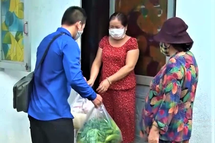 Đoàn viên, thanh niên Thành đoàn Buôn Ma Thuột hỗ trợ thực phẩm cho các gia đình có hoàn cảnh khó khăn do đại dịch Covid-19 trên địa bàn.