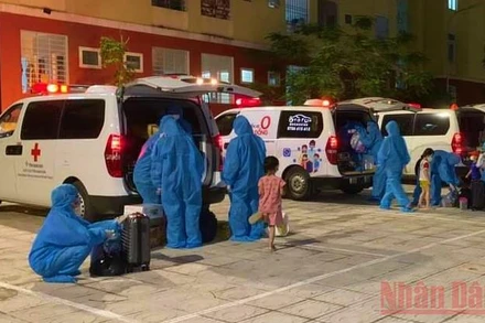 Trung tâm kiểm soát bênh tật Quảng Bình vận chuyển F0 đến bệnh viên điều trị xuyên đêm.