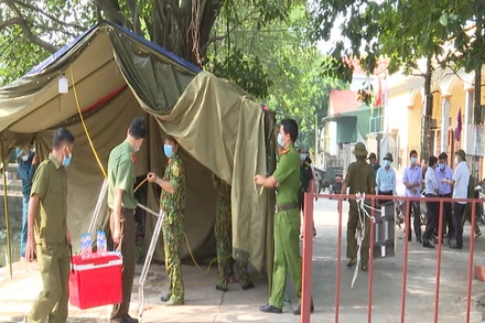 Các lực lượng chức năng dỡ bỏ cách ly tại thôn Sàng, xã Đạo Lý, huyện Lý Nhân.