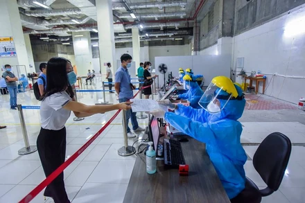 Hành khách xét nghiệm Covid-19 tại bệnh viện thuộc hệ thống Bệnh viện đa khoa Hồng Ngọc. 