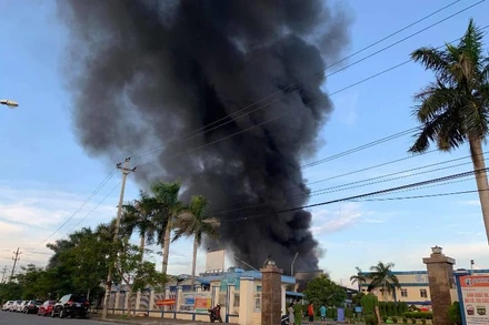 Hiện trường vụ cháy với cột khói đen bốc cao hàng chục mét.