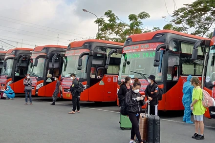 Tại Bến xe Miền Tây sáng 10/8, người dân tỉnh Kiên Giang đang chờ làm thủ tục về quê.