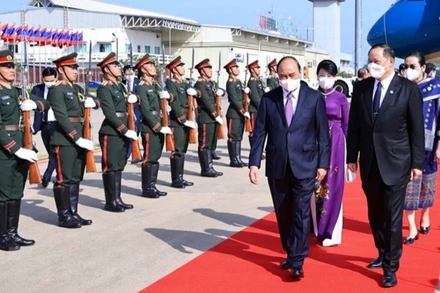 Lễ đón Chủ tịch nước Cộng hòa xã hội chủ nghĩa Việt Nam Nguyễn Xuân Phúc và Phu nhân, cùng Đoàn đại biểu cấp cao Đảng và Nhà nước Việt Nam tại sân bay quốc tế Wattay, thủ đô Vientiane. (Ảnh : Thống Nhất/TTXVN)