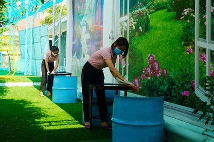 Giáo viên một số trường mầm non tại Quảng Bình vệ sinh trường lớp để đón các cháu đến trường