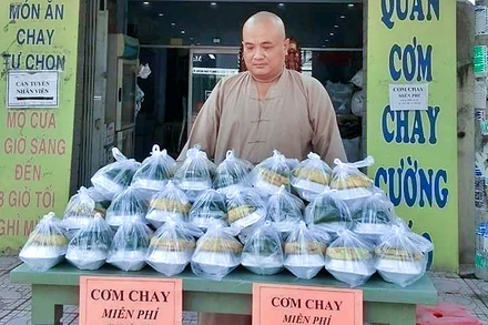 Khi còn sống, anh Cường tích cực làm từ thiện. Anh mở quán cơm chay xã hội để giúp người nghèo. (Ảnh: vietnamnet.vn)