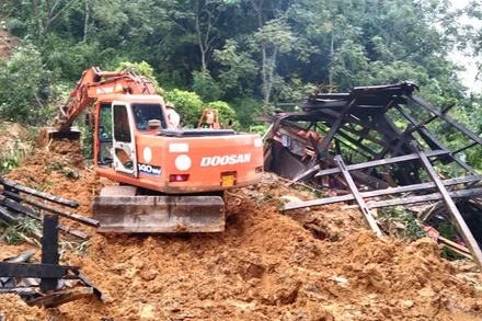 Ngôi nhà của anh Phùng Văn Giờ và chị Giàng Thị Pàn thôn Khau Phiêng, xã Khâu Tinh (Na Hang, Tuyên Quang) bị đất đá vùi lấp hoàn toàn.