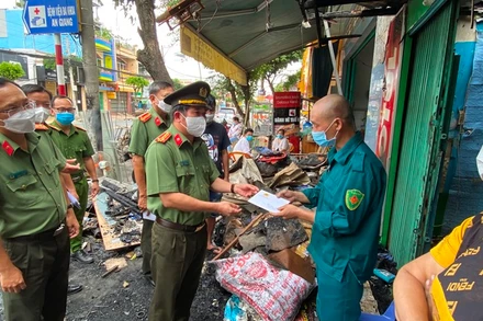 Công an tỉnh An Giang thăm hỏi, hỗ trợ các hộ dân bị cháy nhà.