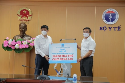 Bộ trưởng Y tế Nguyễn Thanh Long nhận máy thở từ Chủ tịch HĐTV Petrovietnam Hoàng Quốc Vượng.