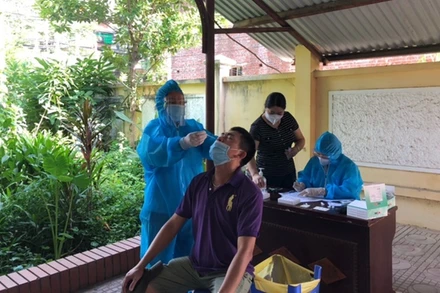 Các nhân viên y tế đang lấy mẫu test nhanh.