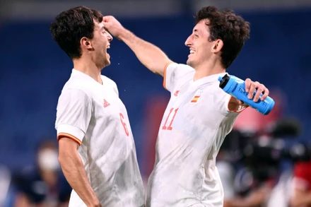 Các thành viên tuyển Olympic Tây Ban Nha ăn mừng sau chiến thắng nghẹt thở. (Ảnh: Reuters)