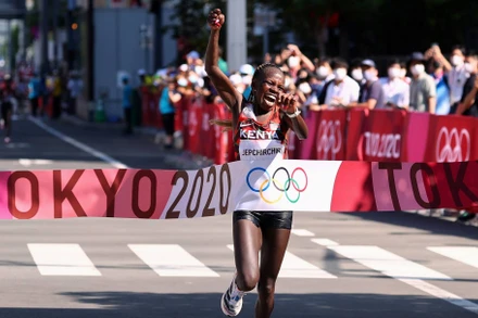 Peres Jepchirchir ăn mừng sau khi giành tấm huy chương vàng marathon nữ. (Ảnh: Reuters)