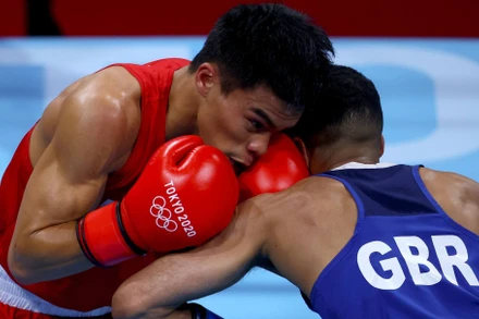 Carlo Paalam (găng đỏ) vẫn chưa thể đem về tấm huy chương vàng thứ 2 cho Philippines ở Olympic Tokyo 2020. (Ảnh: Reuters)