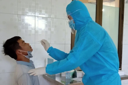 Thông qua nguồn tài trợ, Bệnh viện đa khoa Hoàng An dành 2.000 sinh phẩm xét nghiệm nhanh giá rẻ phục vụ người dân nghèo, người lao động.