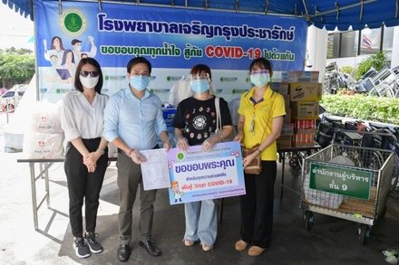 Đại diện bệnh viện Charoenkrung Pracharak tiếp nhận các phần quà từ Phở Vân.