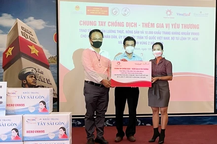 Đại diện hai Công ty Pacific Food và VinaFirst trao tặng hàng hóa hỗ trợ phòng, chống dịch Covid-19. 