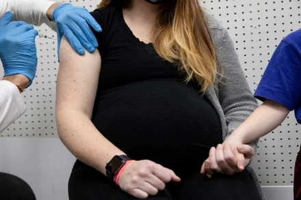 Tiêm vaccine ngừa Covid-19 cho phụ nữ mang thai tại Mỹ. (Ảnh: Reuters)