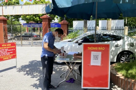 Người dân thực hiện quét mã QR.