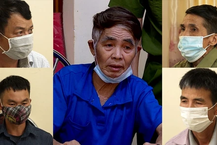 Đối tượng Lò Văn Pâng (áo xanh ở giữa) cùng các bị can bị khởi tố về hành vi bắt, giữ hoặc giam người trái pháp luật.