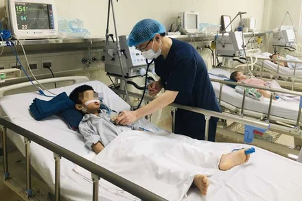 Bệnh nhi viêm não Nhật Bản đang được chăm sóc tại khoa Điều trị tích cực – Trung tâm Bệnh Nhiệt đới.