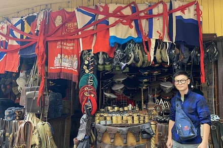 Gian hàng bán vật dụng quân nhân cũ từ thời Liên Xô tại chợ lưu niệm Vernissage ở Moskva, Liên bang Nga. Ảnh: TRỌNG HẢI