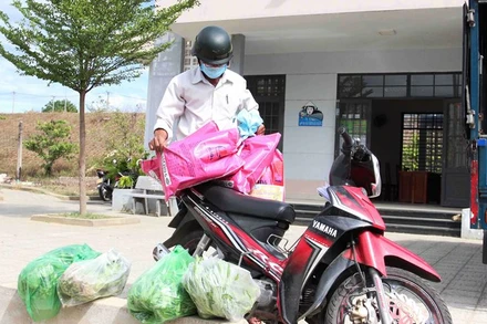 Chú Phan Hữu Tín “ship” quà về cho công nhân khu trọ.