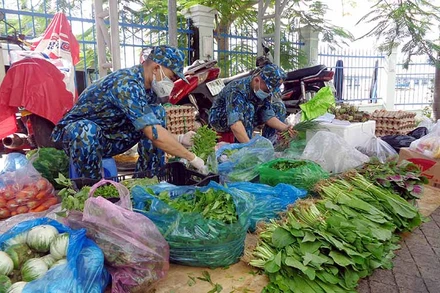 Chuẩn bị thực phẩm cho người dân.