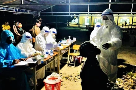 Ngành Y tế Đắk Lắk ngày/đêm lấy mẫu test nhanh kháng nguyên SARS-CoV-2 cho người dân tại tất các buôn đồng bào DTTS.