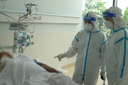 Điều trị bệnh nhân nặng tại Bệnh viện Hồi sức Covid-19 TP Hồ Chí Minh.