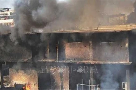 Hiện trường vụ cháy nhà máy hóa chất tại thị trấn Mehran, thuộc thành phố cảng Karachi, miền nam Pakistan ngày 27/8/2021. (Ảnh: Uniindia/TTXVN)