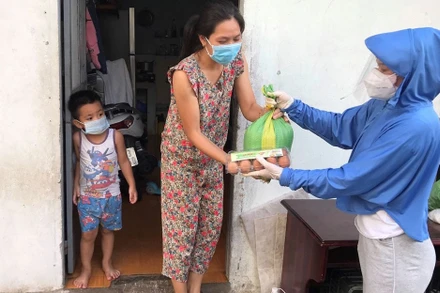 Trao quà hỗ trợ cho những hộ nghèo tại phường 7, TP Vũng Tàu (Bà Rịa-Vũng Tàu).