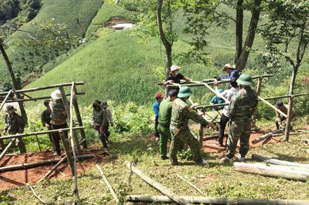 Nhân dân bản Phiêng Khà, xã Phiêng Pằn góp công, vật liệu làm nhà cách ly tại cộng đồng.