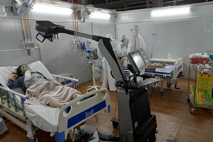 Trong phòng cấp cứu bệnh nhân nặng của Trung tâm Hồi sức tích cực bệnh nhân Covid-19 Bệnh viện Bạch Mai đặt tại Bệnh viện Dã chiến 16.