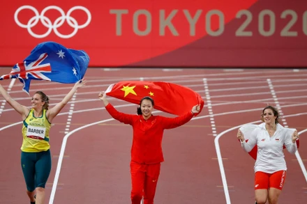 Shiying Liu (giữa) ăn mừng sau khi giành huy chương vàng ném lao nữ. (Ảnh: Reuters)