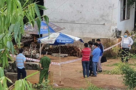 Lực lượng chức năng có mặt tại nhà ông Minh điều tra nguyên nhân gây ra vụ nổ. 