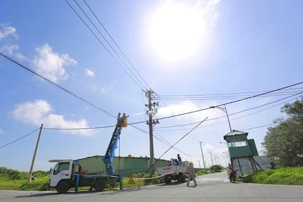 PC Đà Nẵng vệ sinh cách điện bằng nước áp lực cao để bảo đảm cấp điện cho khách hàng