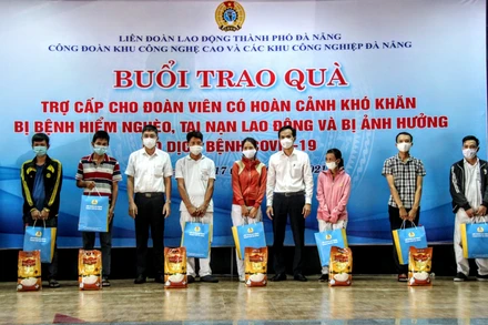 Chiều 17-6, Công đoàn Khu công nghệ cao và các khu công nghiệp Đà Nẵng tổ chức trao trợ cấp cho đoàn viên có hoàn cảnh khó khăn, mắc bệnh hiểm nghèo, tai nạn lao động và ảnh hưởng Covid-19.