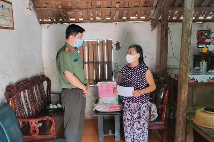 Công an huyện Đan Phượng mua nhu yếu phẩm tặng người già neo đơn, khó khăn đi lại.