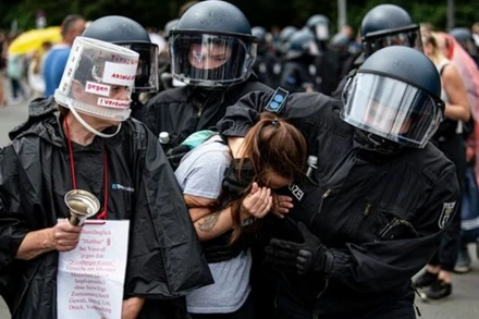 Cảnh sát bắt giữ một người biểu tình. (Nguồn: AP)