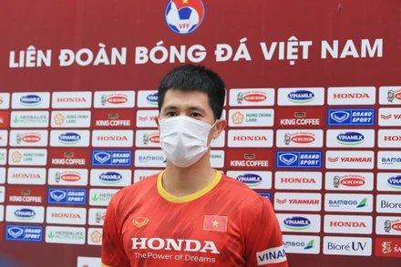 Đình Trọng chia sẻ trước giờ tập luyện. (Ảnh: VFF)