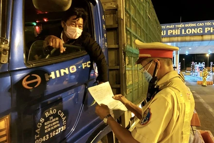 Lực lượng Cảnh sát giao thông, Công an TP Hồ Chí Minh kiểm tra phương tiện qua các chốt kiểm soát.