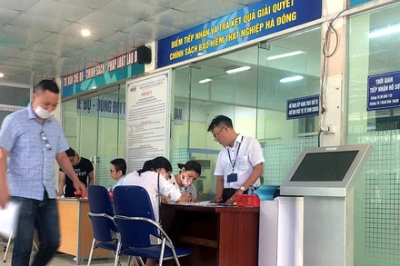 Người lao động đến làm thủ tục hưởng chính sách bảo hiểm thất nghiệp và tìm việc làm mới tại Trung tâm giới thiệu việc làm số 2, quận Hà Đông (Hà Nội). (Ảnh: ANH SƠN).